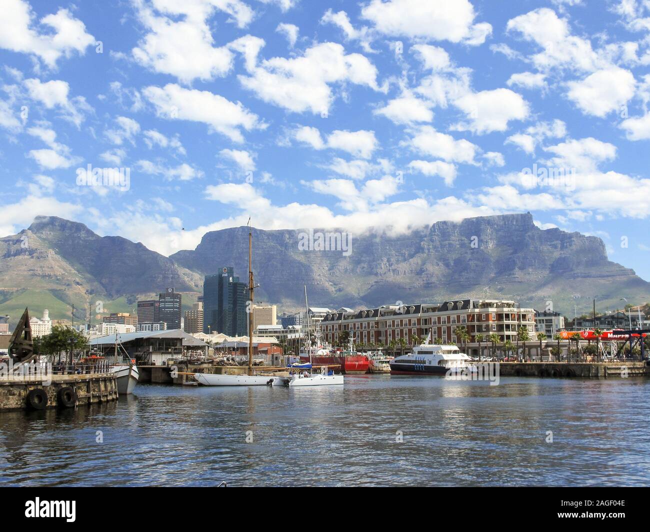 Paesaggio su Table Mountain e Cape Grace Hotel da un punto di vista al V&A Waterfront, Città del Capo, Sud Africa Foto Stock