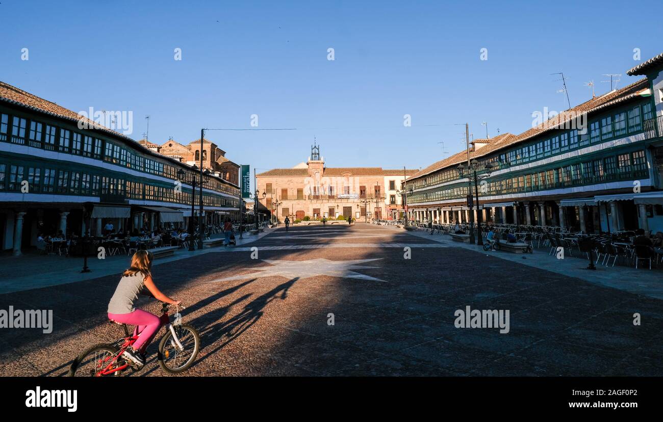 Almagro, Spagna. 26 Sep, 2019. Il mercato rettangolare square Plaza Mayor con il municipio. La piazza è stata ridisegnata nel XVI secolo. Allo stesso tempo i banchieri sveva dei Fugger fondò una succursale in Almagro. Il Corral de Comedias è situato in un edificio del sud della fila di case a la Plaza Mayor. Lo storico teatro cortile è stato riscoperto solo nel corso di una ristrutturazione nel 1950. Oggi, con i suoi 300 posti a sedere, è uno dei più importanti parchi gioco dell'estate annuale festival del teatro classico. Credito: Jens Kalaene/dpa-Zentralbild/ZB/dpa/Alamy Live News Foto Stock