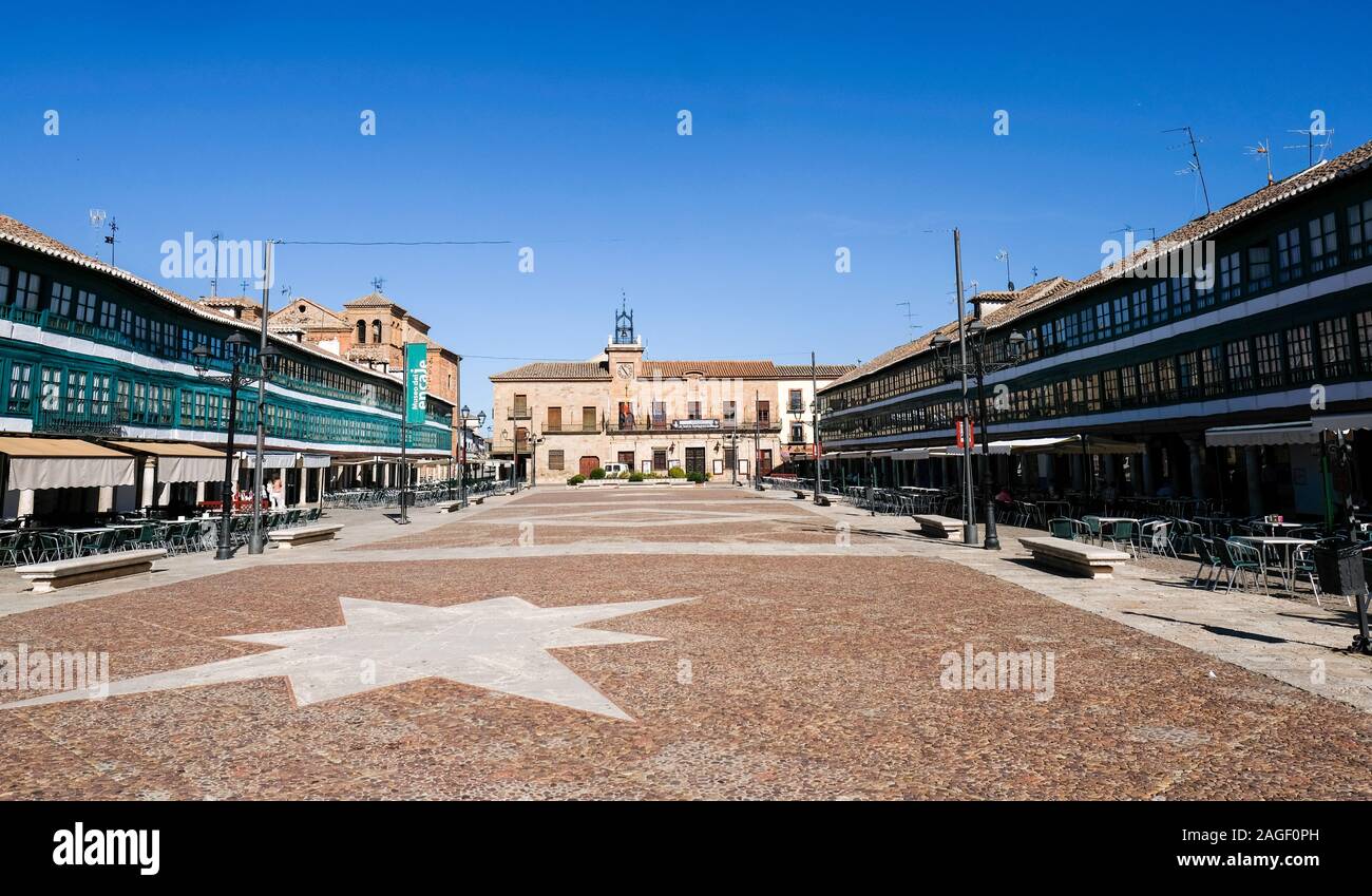 Almagro, Spagna. 26 Sep, 2019. Il mercato rettangolare square Plaza Mayor con il municipio. La piazza è stata ridisegnata nel XVI secolo. Allo stesso tempo i banchieri sveva dei Fugger fondò una succursale in Almagro. Il Corral de Comedias è situato in un edificio del sud della fila di case a la Plaza Mayor. Lo storico teatro cortile è stato riscoperto solo nel corso di una ristrutturazione nel 1950. Oggi, con i suoi 300 posti a sedere, è uno dei più importanti parchi gioco dell'estate annuale festival del teatro classico. Credito: Jens Kalaene/dpa-Zentralbild/ZB/dpa/Alamy Live News Foto Stock