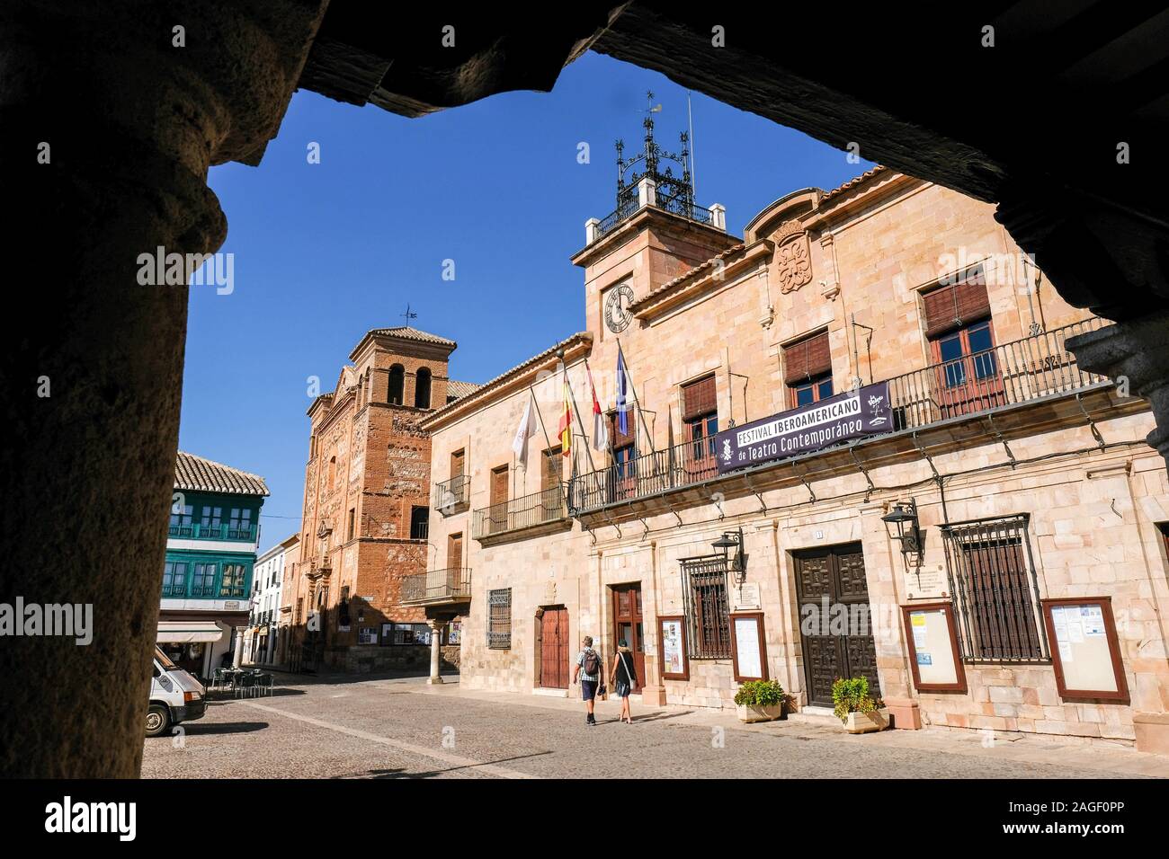 Almagro, Spagna. 26 Sep, 2019. Il luogo di mercato Plaza Mayor con il municipio. La piazza è stata ridisegnata nel XVI secolo. Allo stesso tempo i banchieri sveva dei Fugger fondò una succursale in Almagro. Il Corral de Comedias è situato in un edificio del sud della fila di case a la Plaza Mayor. Lo storico teatro cortile è stato riscoperto solo nel corso di una ristrutturazione nel 1950. Oggi, con i suoi 300 posti a sedere, è uno dei più importanti parchi gioco dell'estate annuale festival del teatro classico. Credito: Jens Kalaene/dpa-Zentralbild/ZB/dpa/Alamy Live News Foto Stock
