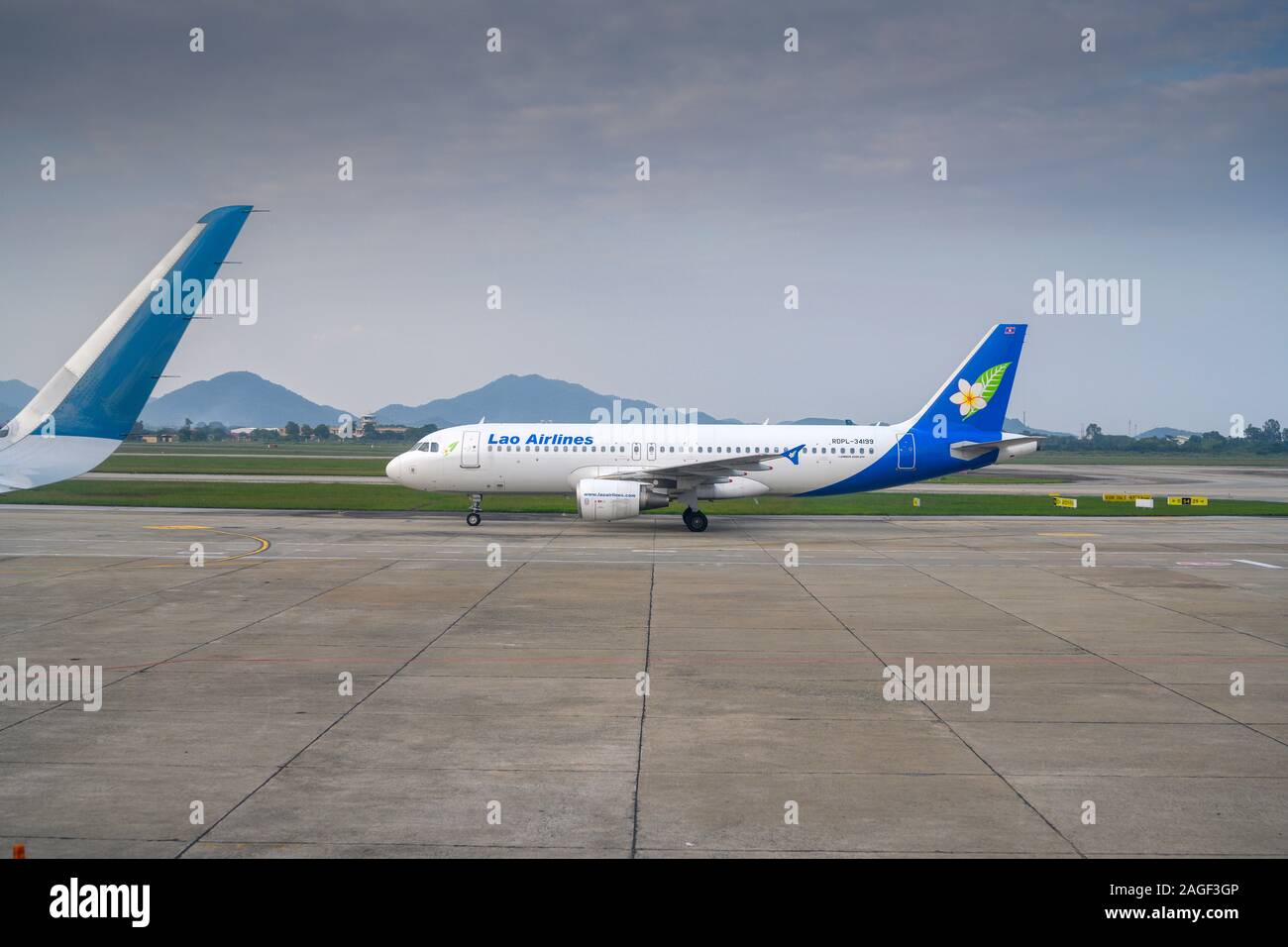 Hanoi, Vietnam - Novembre 04. 2019 : Lao Airlines Airbus A320-200 con il velivolo numero di immatricolazione RDPL-34199 a Hanoi Nội Bài International Airp Foto Stock