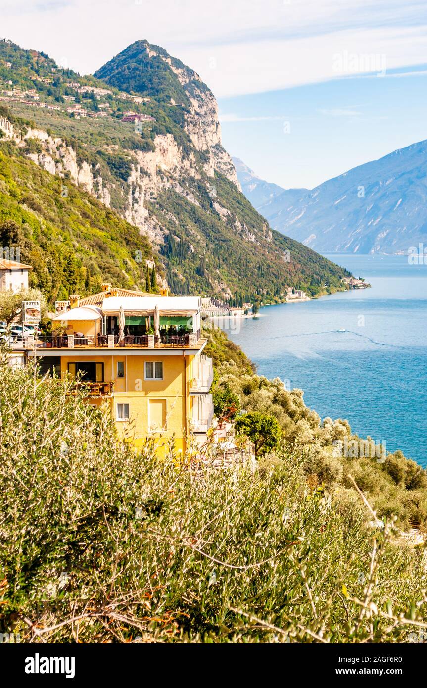 Lago di Garda, Lombardia, Italia - 12 Settembre 2019: vista panoramica dal bordo della costa occidentale del lago di Garda su Bella Italia del nord natura surrou Foto Stock