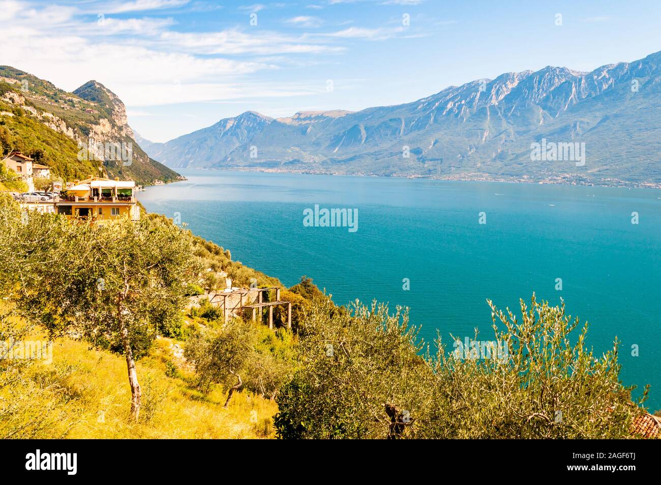 Lago di Garda, Lombardia, Italia - 12 Settembre 2019: vista panoramica dal bordo della costa occidentale del lago di Garda su Bella Italia del nord natura surrou Foto Stock