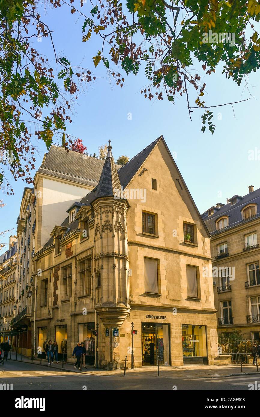 Facciata dell'Hotel Hérouet in Rue Vieille du Temple, all' angolo di rue des Francs Bourgeois, a Le Marais Quartiere storico, Parigi, Francia Foto Stock