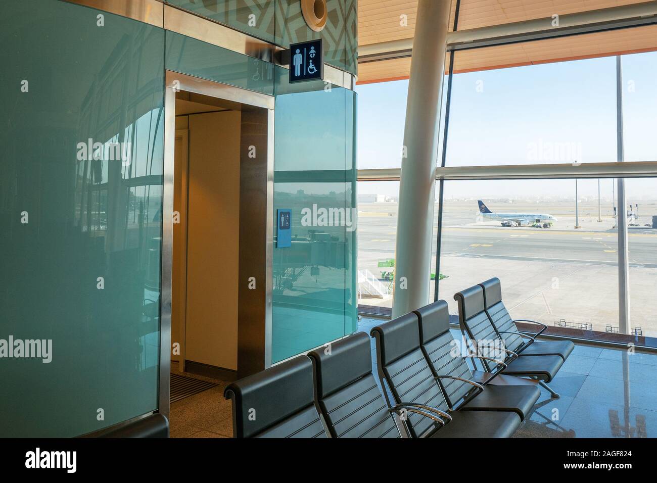 Segno per l uomo la toilette e fasciatoio presso il nuovissimo terminal 1 presso il King Abdulaziz International Airport (JED) a Jeddah, Arabia Saudita Foto Stock