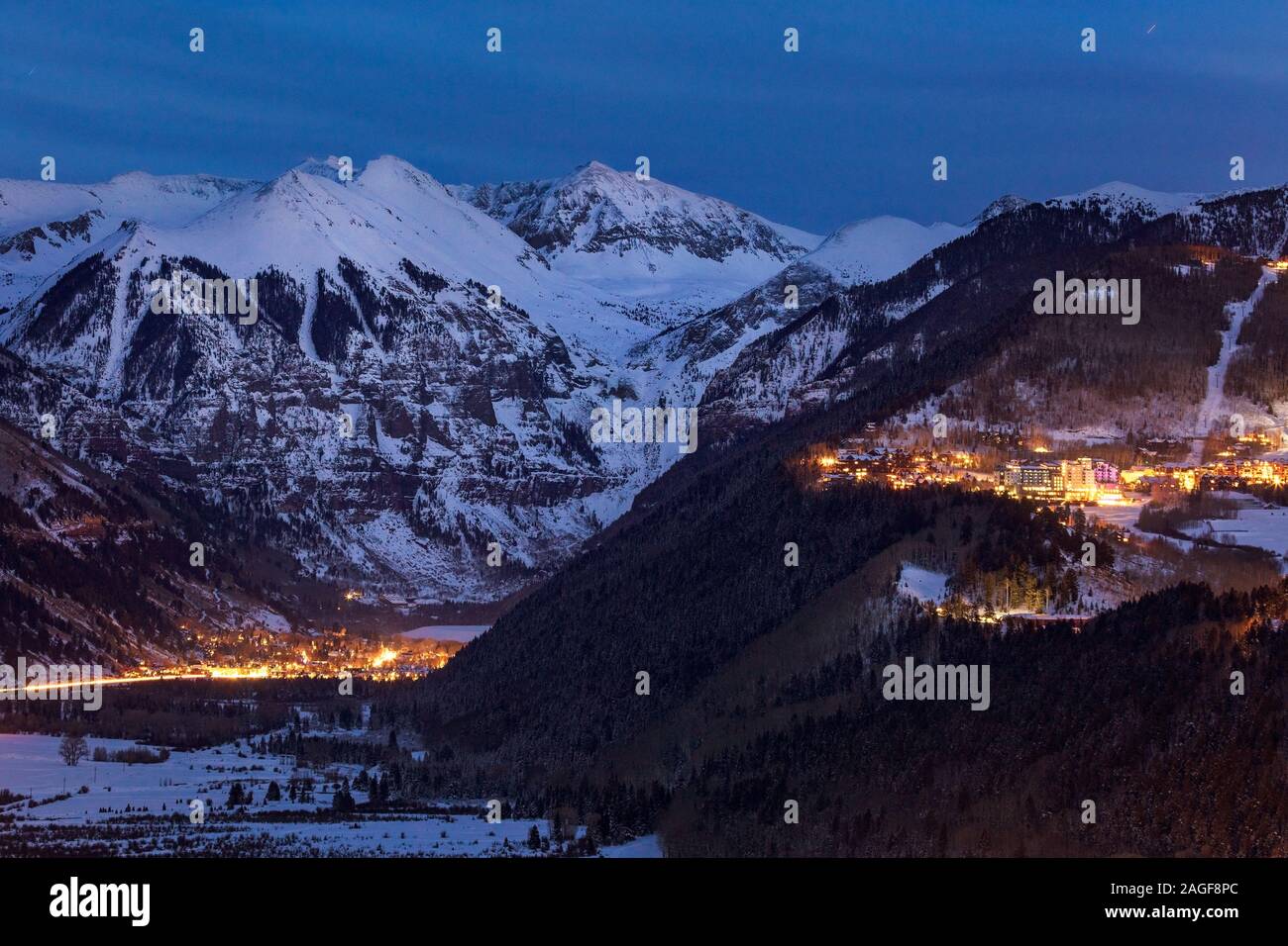 Telluride e Mountain Village con le montagne di San Juan in una notte invernale in Colorado Foto Stock