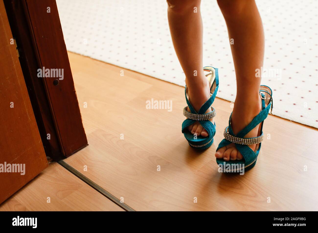 Il turchese tacchi alti dress up Foto Stock