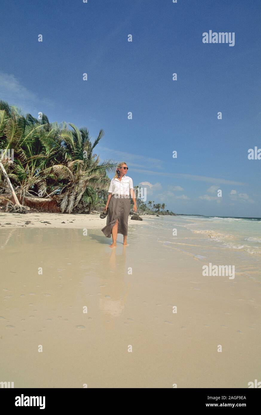 Donna cammina sulla spiaggia in Messico Foto Stock