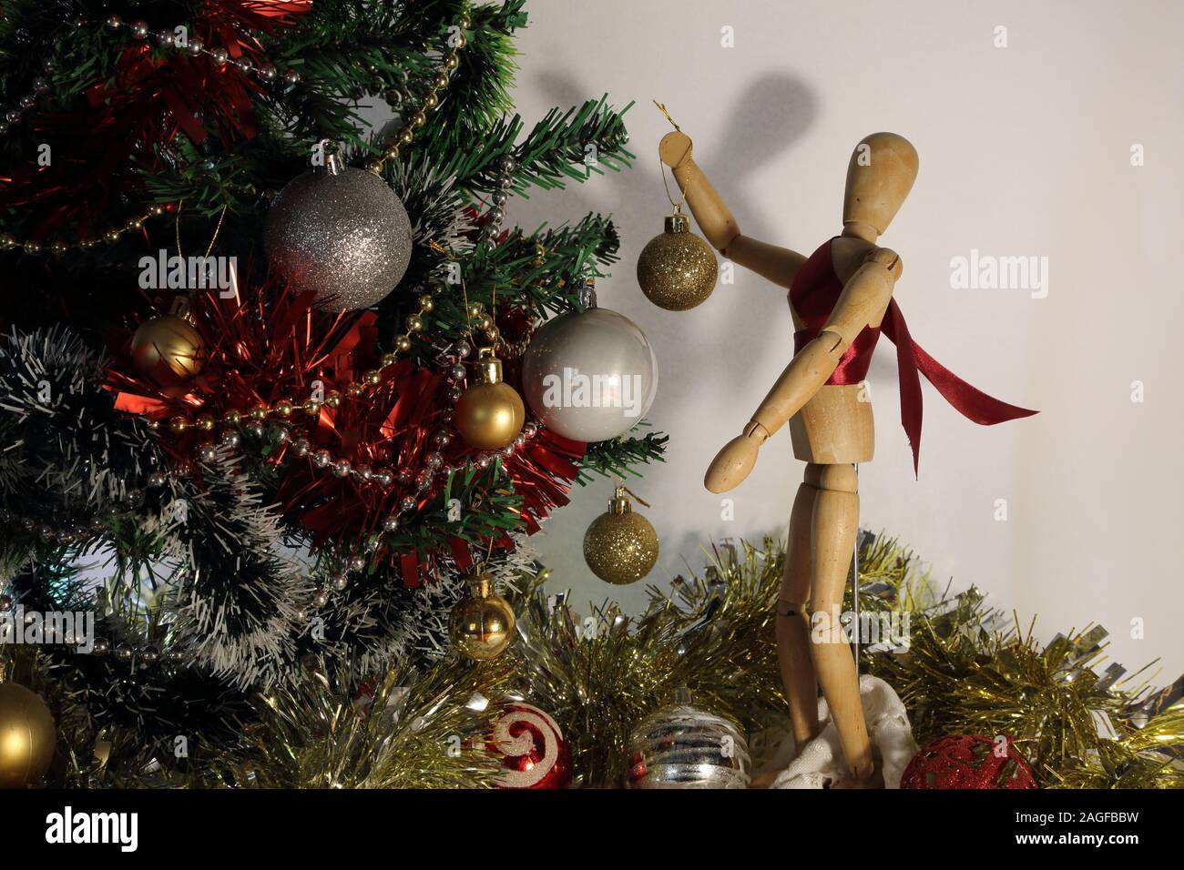 Disegno manichino decorare albero di Natale Foto Stock