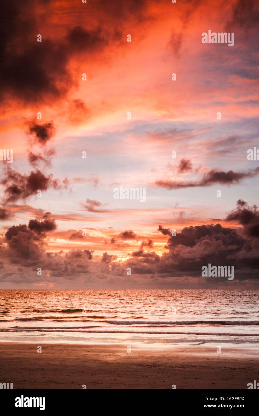 Una drammatica Atlantic sunset seascape prese a Kololi beach in Gambia. Foto Stock