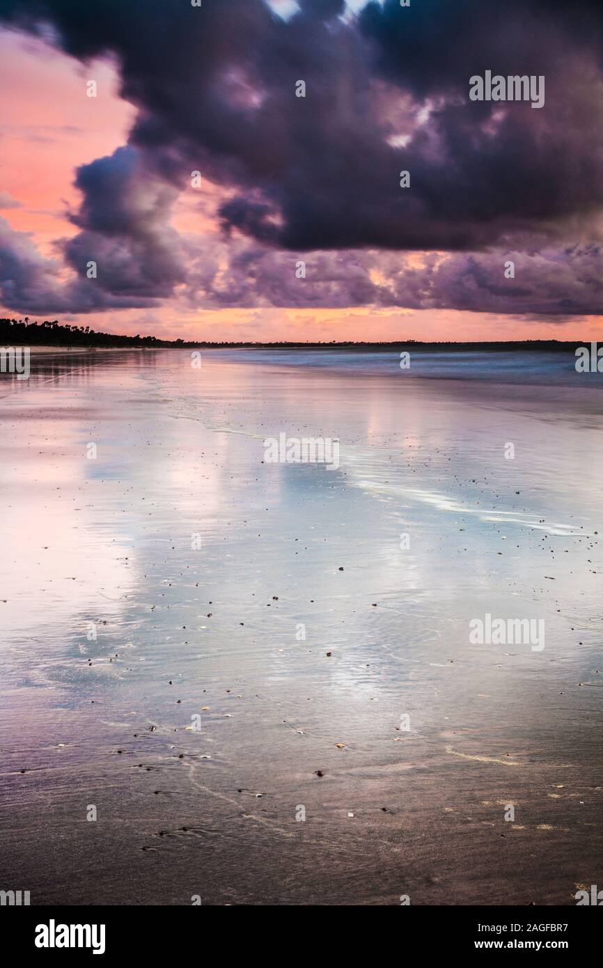 Una drammatica Atlantic sunset seascape prese a Kololi beach in Gambia. Foto Stock