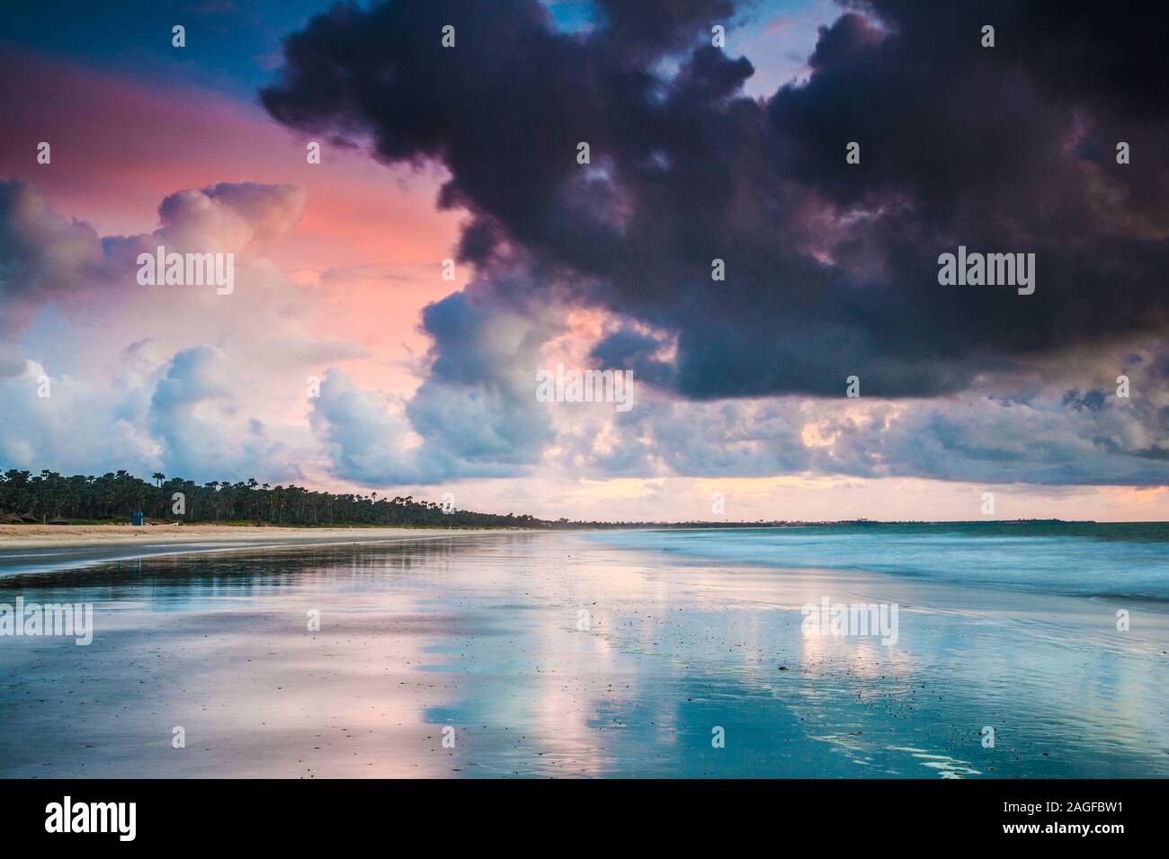 Una drammatica Atlantic sunset seascape prese a Kololi beach in Gambia. Foto Stock