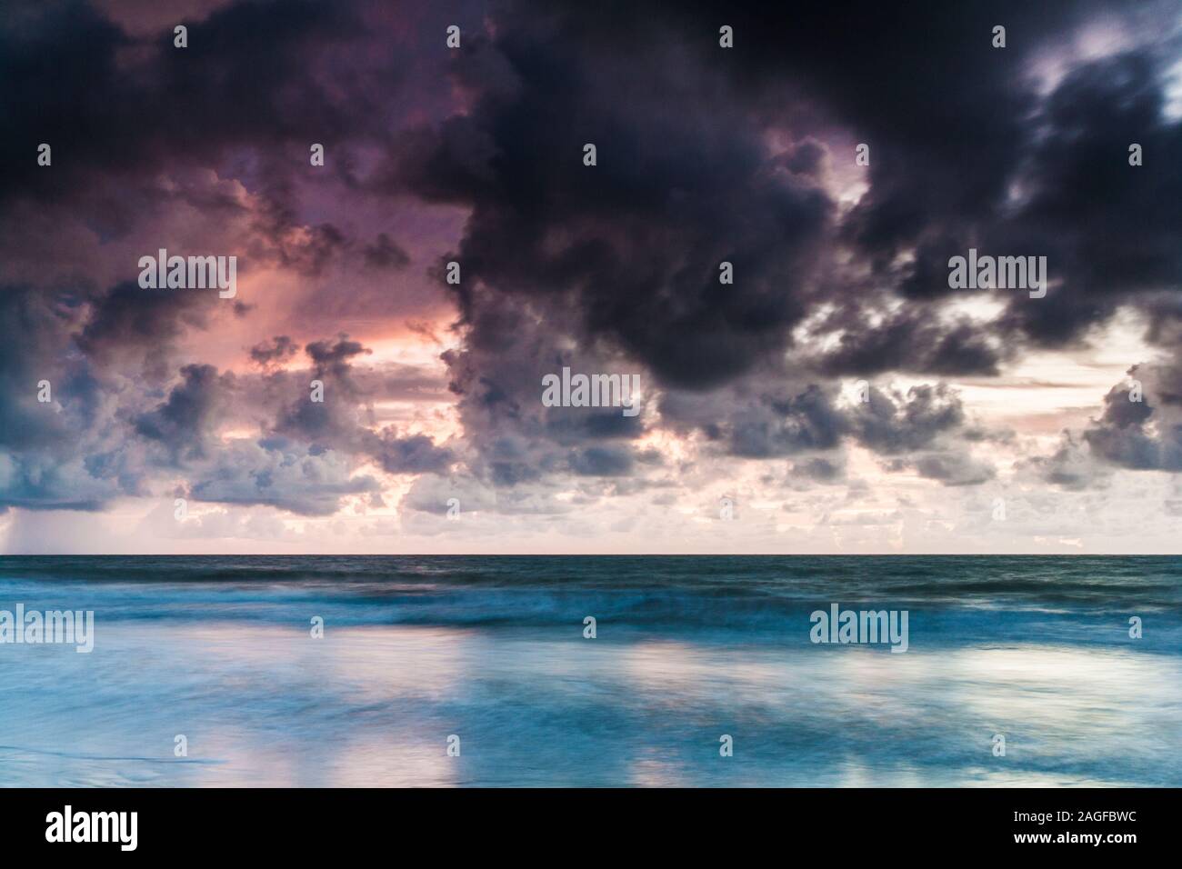 Una drammatica Atlantic sunset seascape prese a Kololi beach in Gambia. Foto Stock