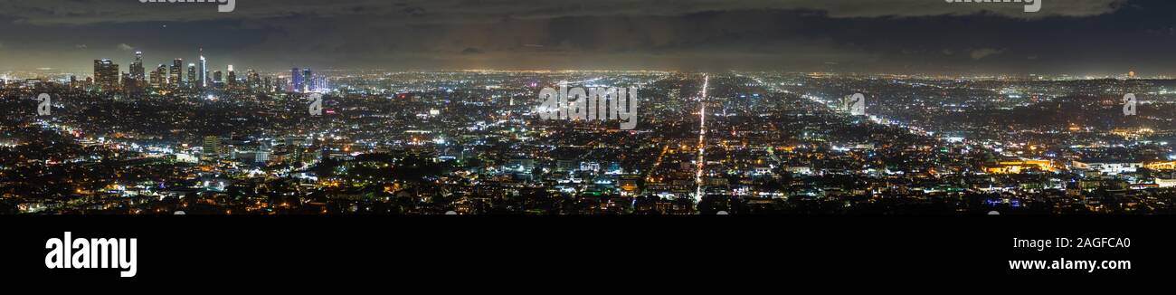 Panoramica aerea vista notturna di Los Angeles metropolitan area; il Quartiere Finanziario e il centro cittadino di area visibile sulla sinistra Foto Stock