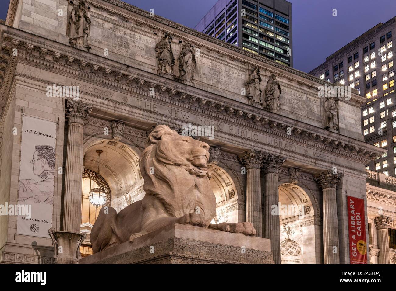 Lion statua di fronte alla Biblioteca Pubblica di New York, Manhattan, New York, Stati Uniti d'America Foto Stock