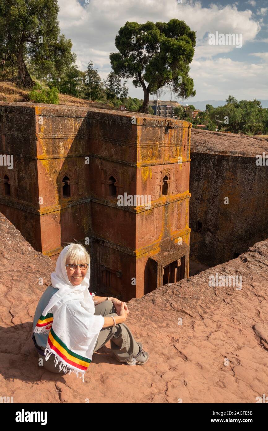 Etiopia, Amhara Region, Lalibela, senior turista femminile al di sopra di Bet Giyorgis, St George's Lailibela solo scoperto rock cut chiesa Foto Stock