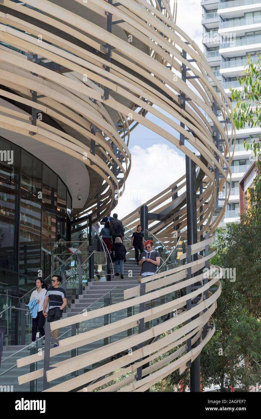 Il nuovo edificio di Exchange in Darling Square, Sydney, Australia, progettato dal giapponese impresa architecural Kengo Kuma è avvolto in 20km di legno Accoya Foto Stock