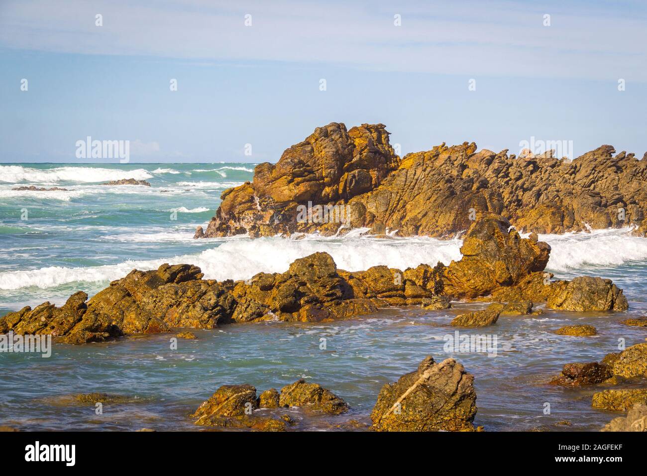 Cape Agulhas (anche noto come Capo degli aghi) - Sud-la maggior parte punta di Africa, costa rocciosa dove oceani Atlantico e Indiano soddisfare Foto Stock