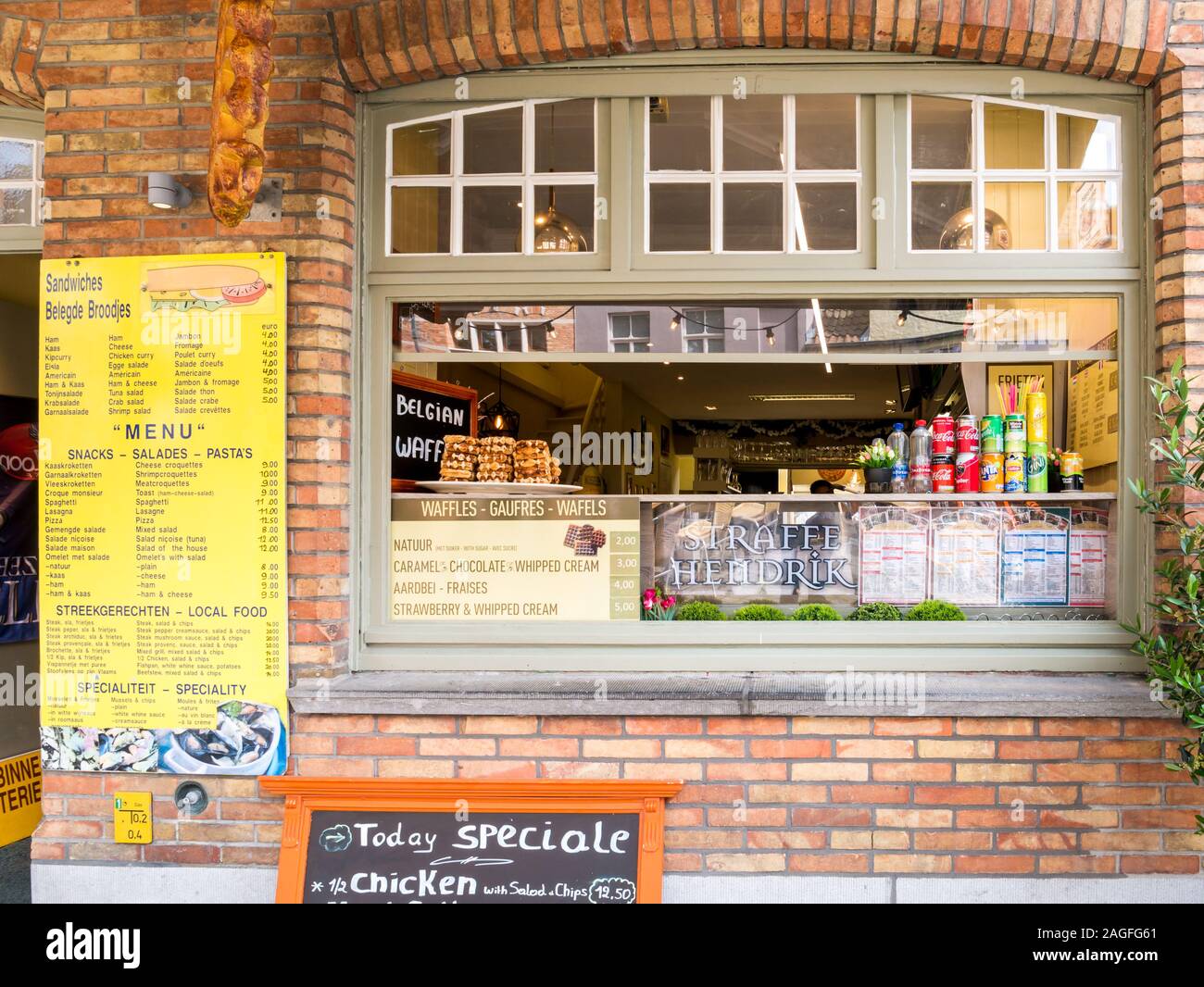 Cialde e bevande display sulla scrivania di snack bar a Bruges, Belgio Foto Stock