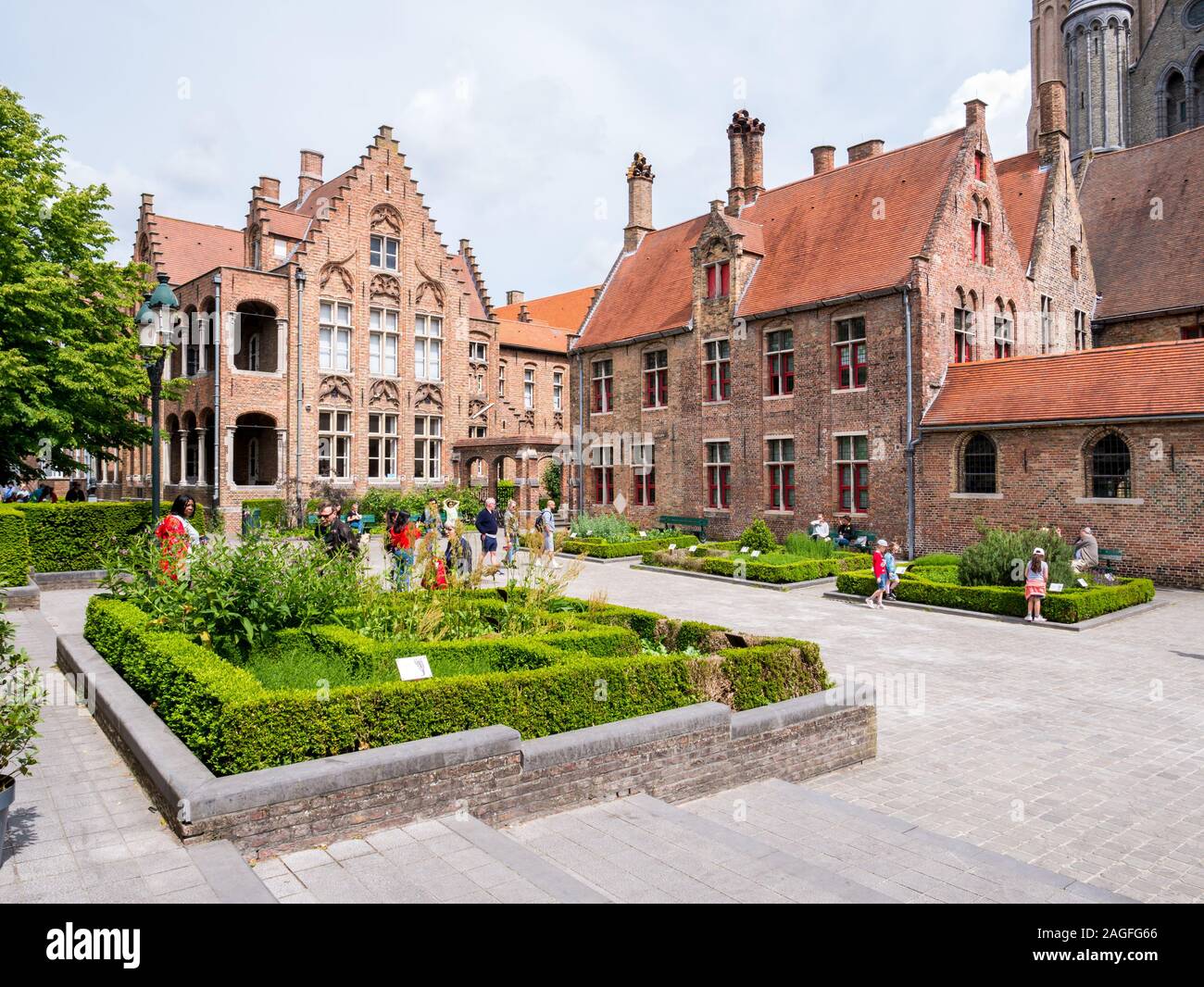 Cortile della vecchia Saint John's Hospital e farmacia in Bruges, Belgio Foto Stock