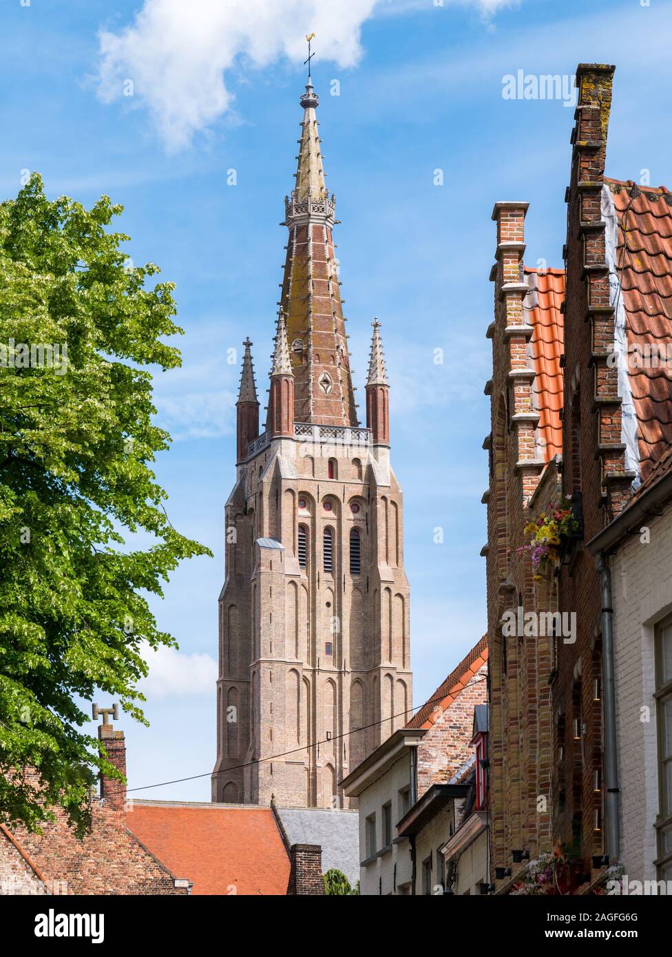 Torre della chiesa di Nostra Signora di Onze Lieve Vrouwekerk-, a Bruges, Belgio Foto Stock