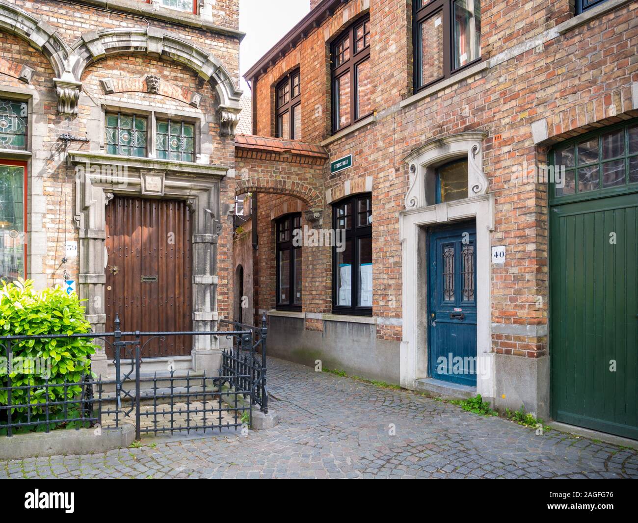 Scena di strada di angolo e Walplein Stoofstraat nella città vecchia di Bruges, Belgio Foto Stock