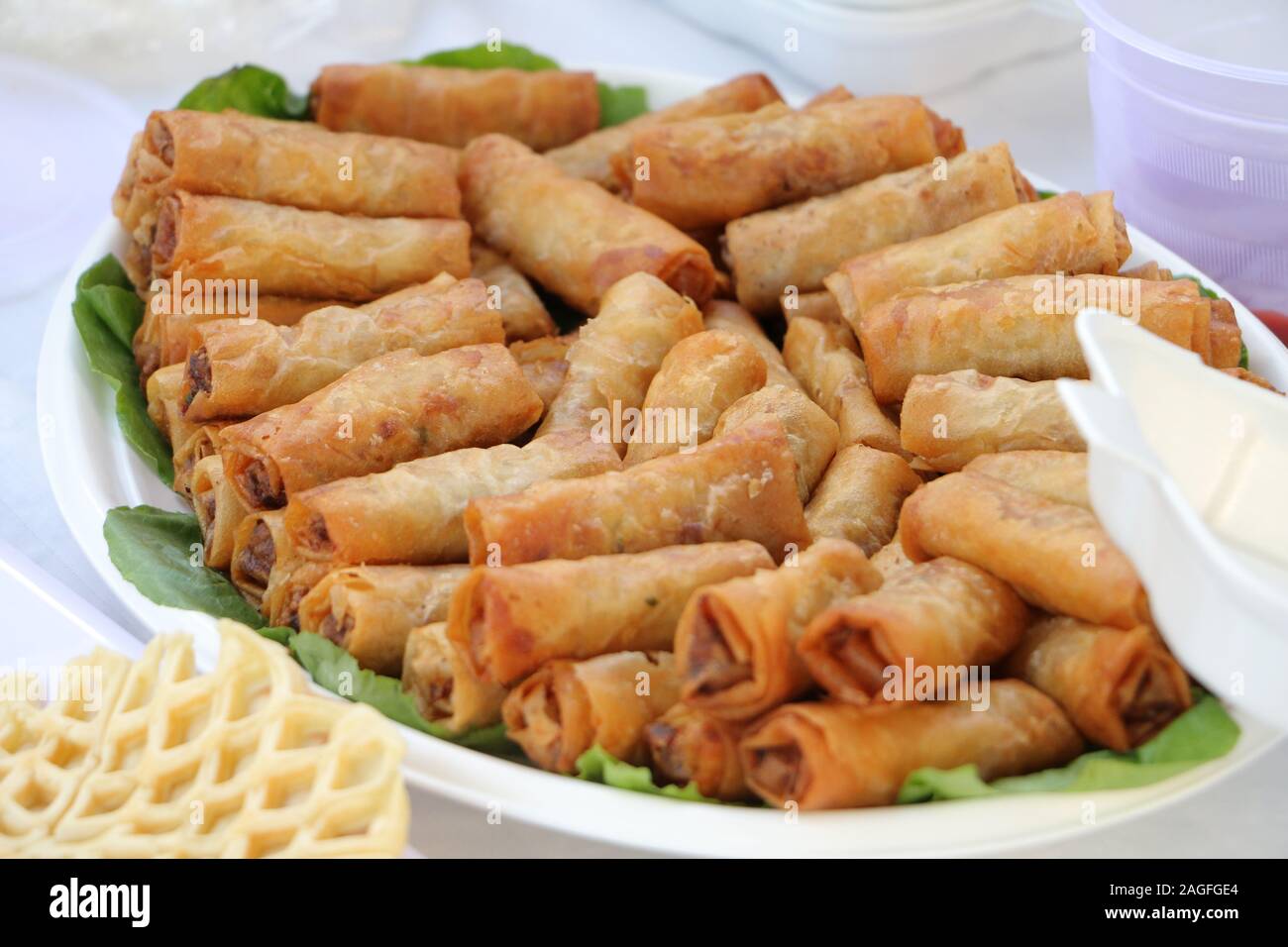 Cibo vietnamita fry involtini primavera visualizzare sulla foglia stretta fino Foto Stock