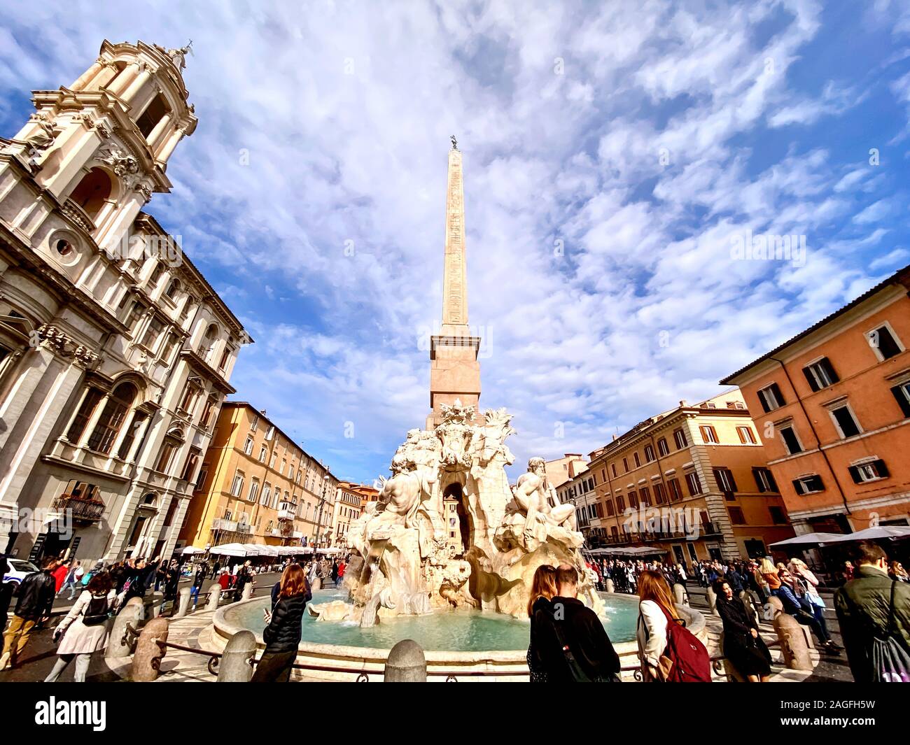 Roma, Italia, Novembre 2019: folla di coloro che godono di una posizione soleggiata giornata autunnale a piedi vicino la famosa Fontana dei Quattro Fiumi al centro della Piazza Na Foto Stock