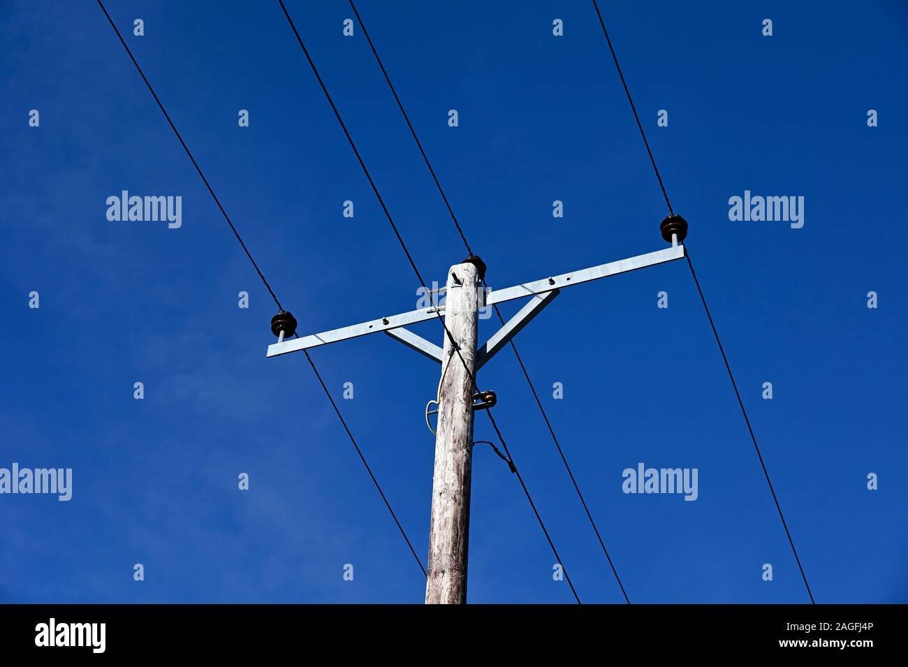 Montaggio su palo a bassa tensione di alimentazione elettrica delle linee. Kendal, Cumbria, England, Regno Unito, Europa. Foto Stock