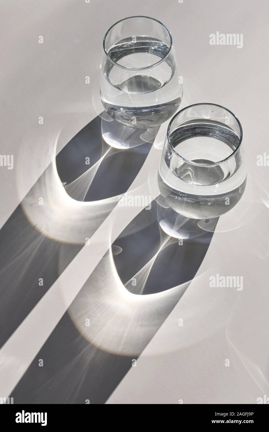 Abstract di vetro ancora acqua e Ombra Foto Stock