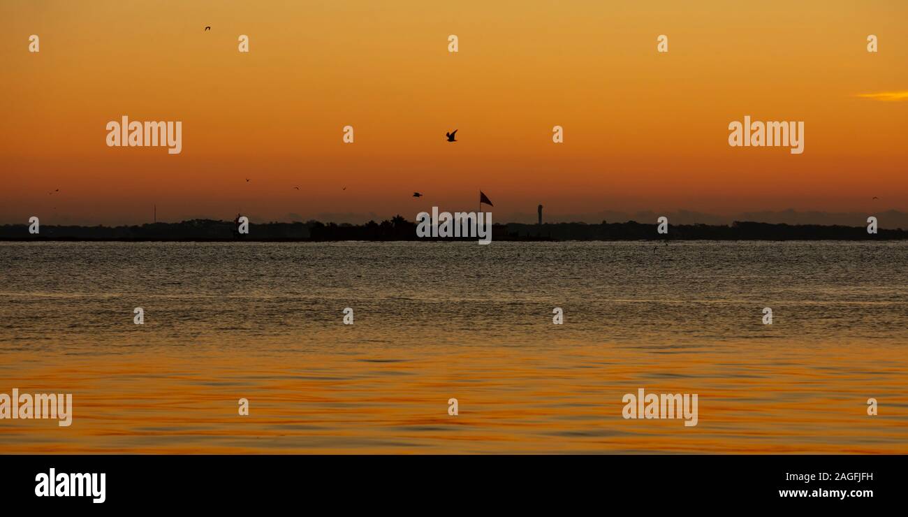 Charleston, Carolina del Sud, Stati Uniti, novembre 2019, alba sul porto di Charleston bay guardando in direzione di Fort Sumter Foto Stock