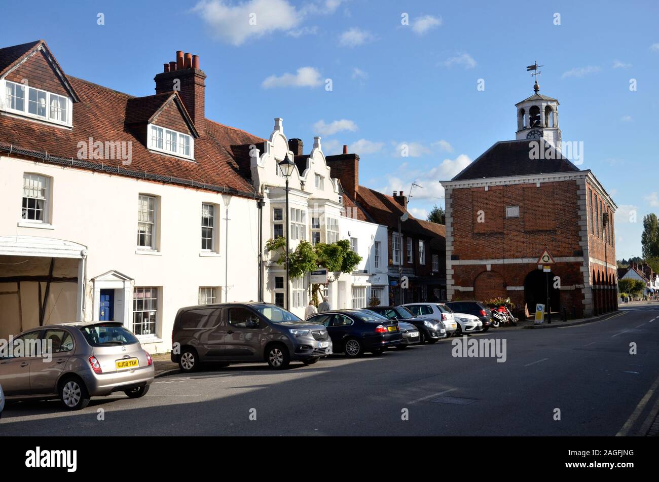La High Street e il Mercato coperto in Old Amersham, Buckinghamshire, Inghilterra Foto Stock