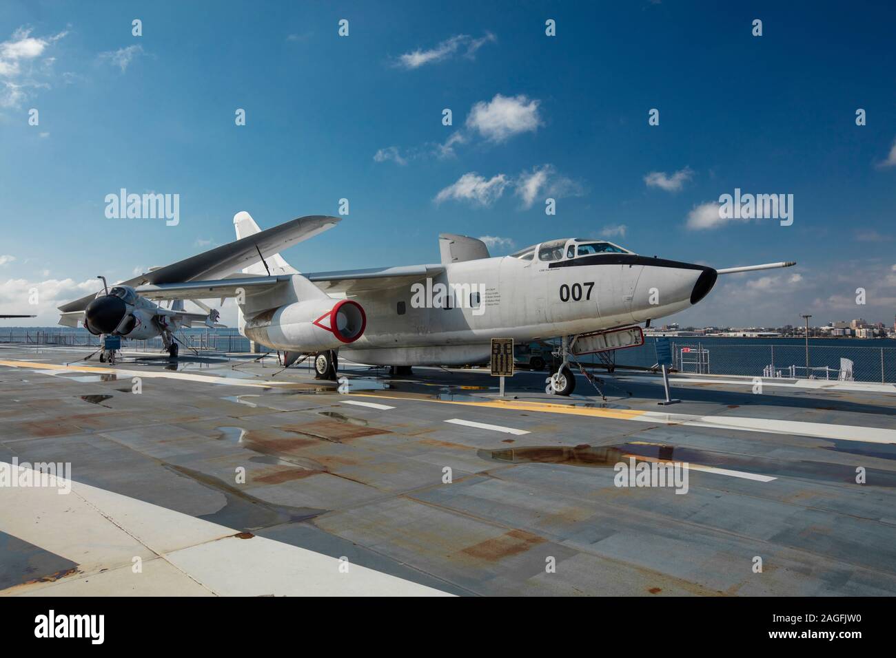 Charleston, Carolina del Sud, Stati Uniti, Novemner 2019, Douglas Skywarrior sul ponte di volo della USS Yorktown Foto Stock