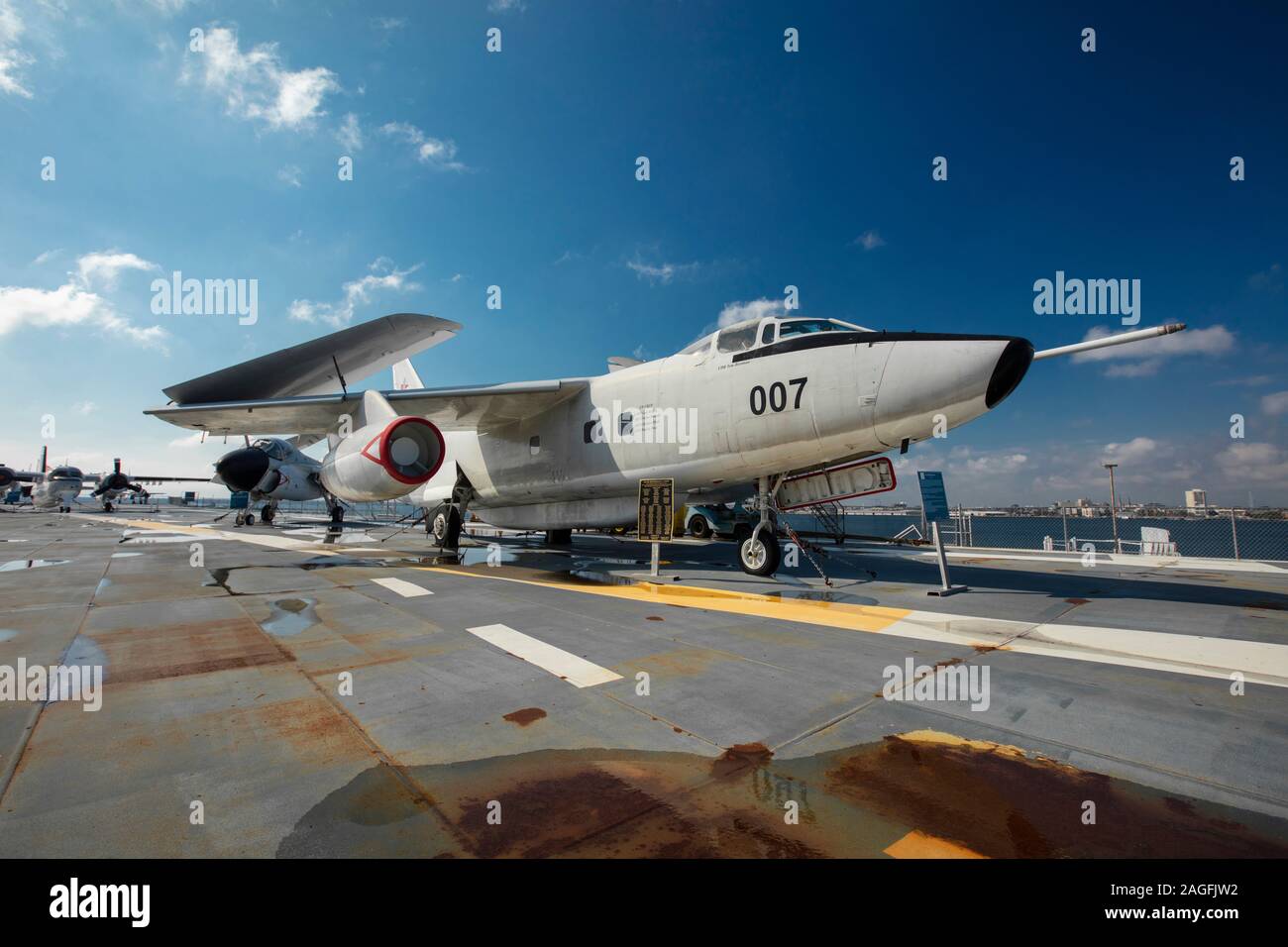 Charleston, Carolina del Sud, Stati Uniti, Novemner 2019, Douglas Skywarrior sul ponte di volo della USS Yorktown Foto Stock
