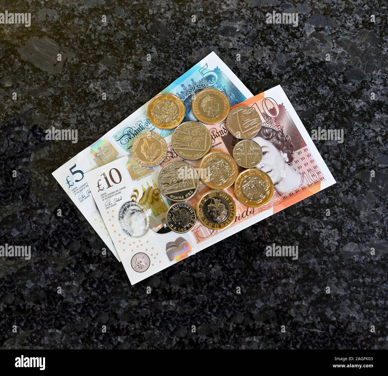 Banca d'Inghilterra £10, £5 note e di £ 1, 20p, 10p e 5p monete. Foto Stock
