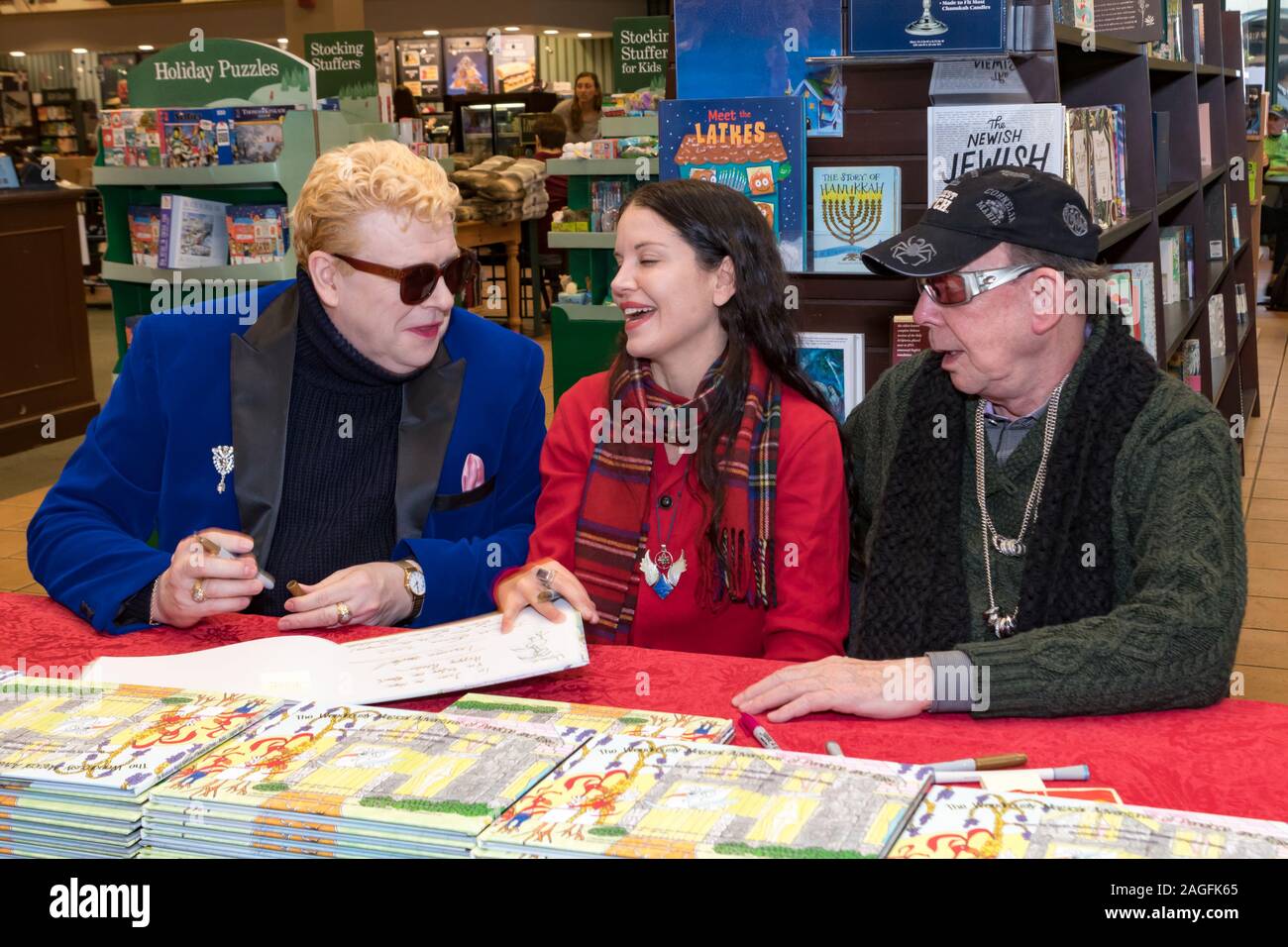 Calabasas, CALIFORNIA - 7 DICEMBRE 2019: "Le Meravigliose avventure magiche di Penelope e Rosco" che firmano a Barnes e Noble. Foto Stock