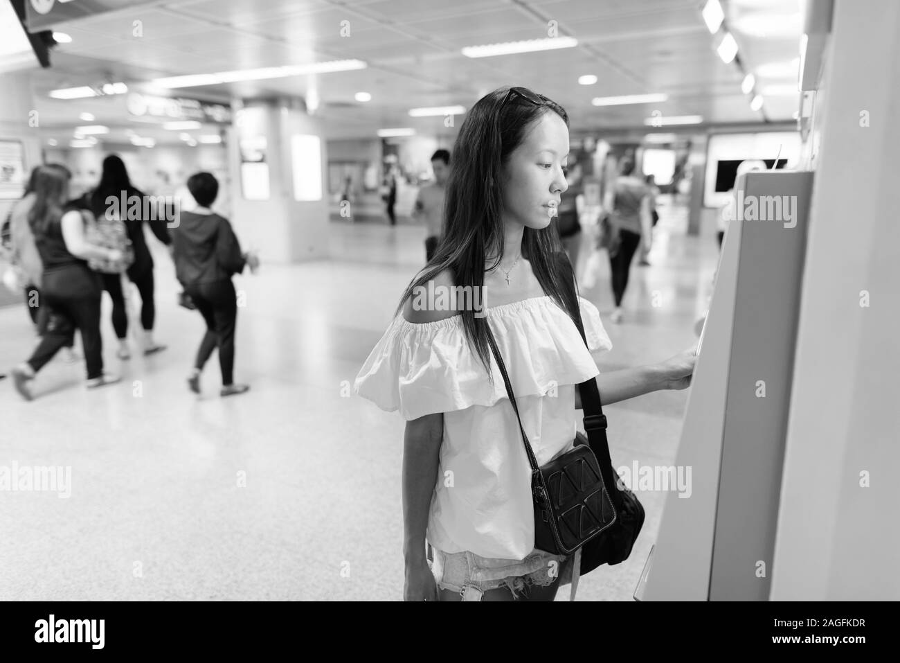 Giovane bella donna turistiche per visitare la città di Bangkok Foto Stock