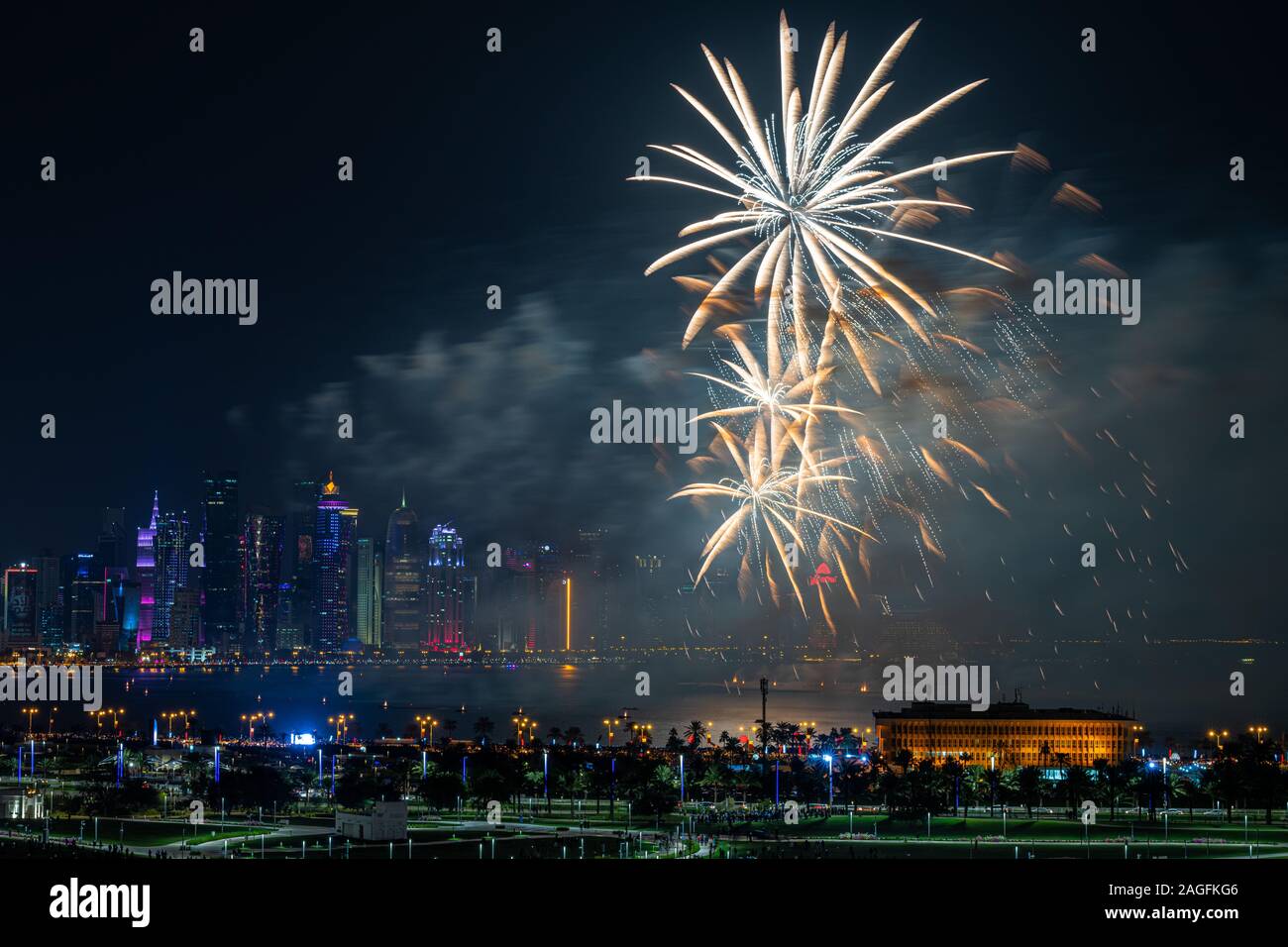 Qatar Nazionale giorno fuochi d'artificio a Doha Corniche Foto Stock