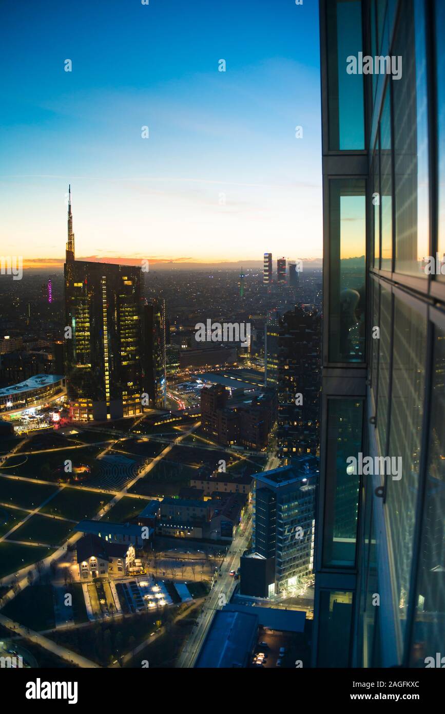 Milano cityscape al tramonto, Vista panoramica con nuovi grattacieli di Porta Nuova distretto. Paesaggio italiano. Foto Stock