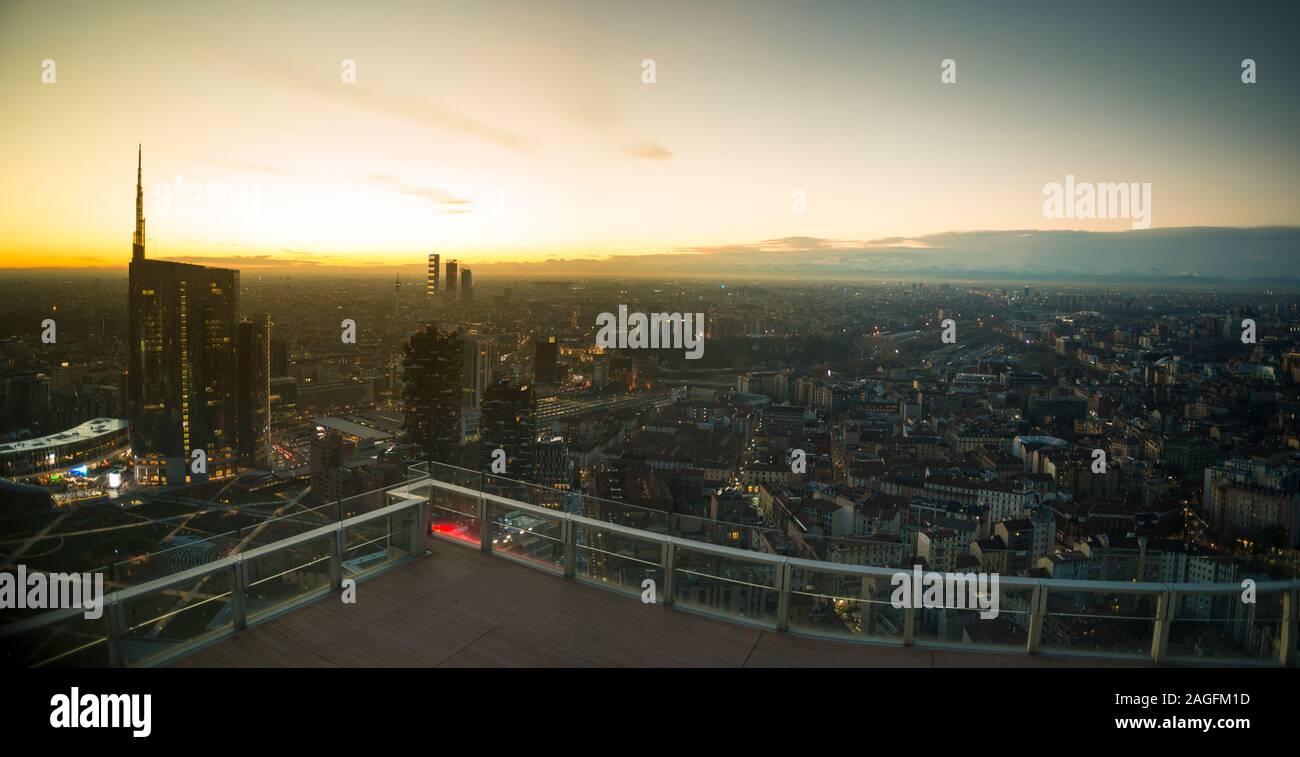 Milano cityscape al tramonto, Vista panoramica con nuovi grattacieli di Porta Nuova distretto. Paesaggio italiano. Foto Stock