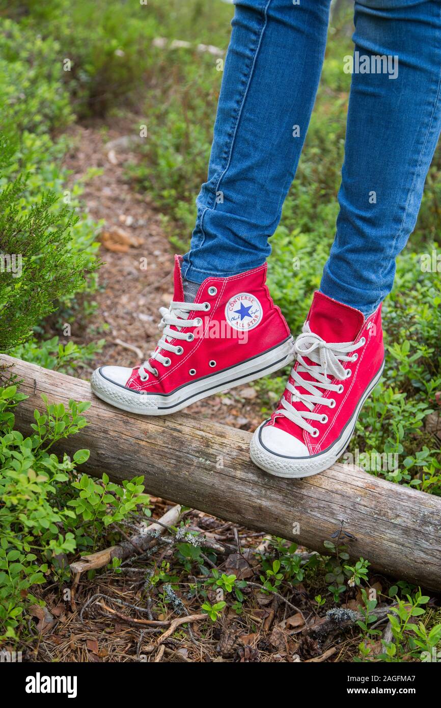 Converse All Star Trainer in colori luminosi indossata da un giovane  femmina Foto stock - Alamy