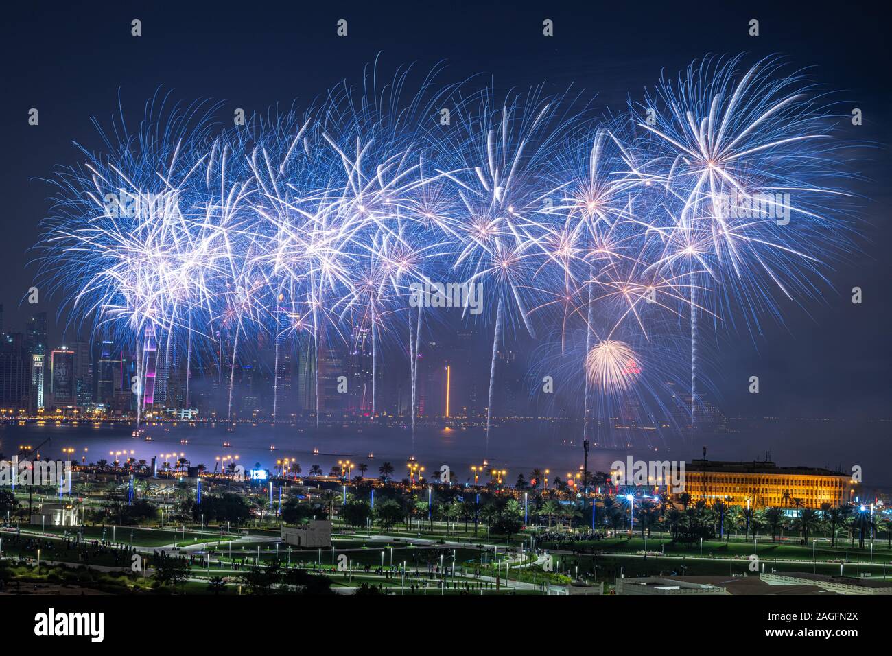 Qatar Nazionale giorno fuochi d'artificio a Doha Corniche Foto Stock