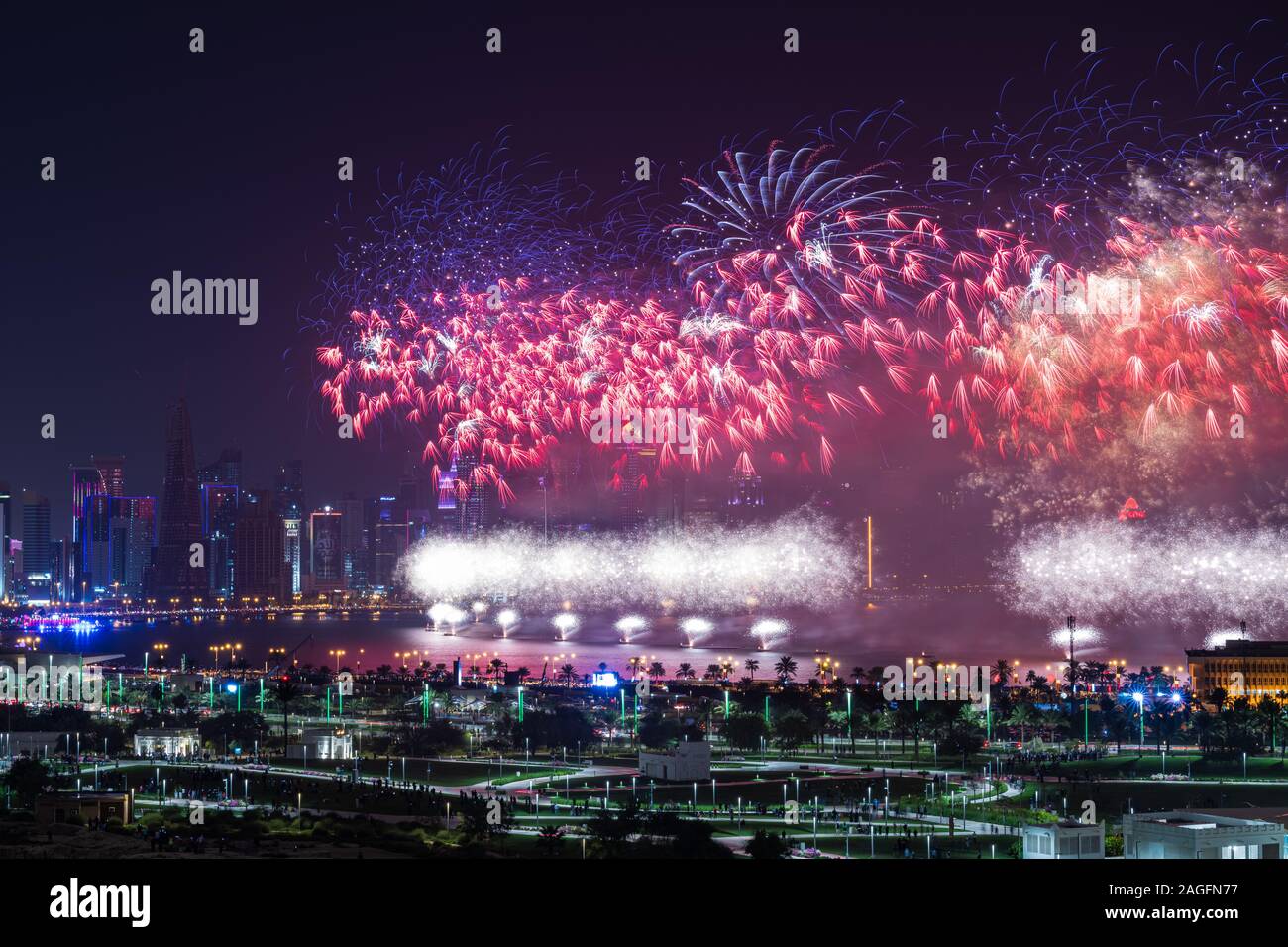 Qatar Nazionale giorno fuochi d'artificio a Doha Corniche Foto Stock