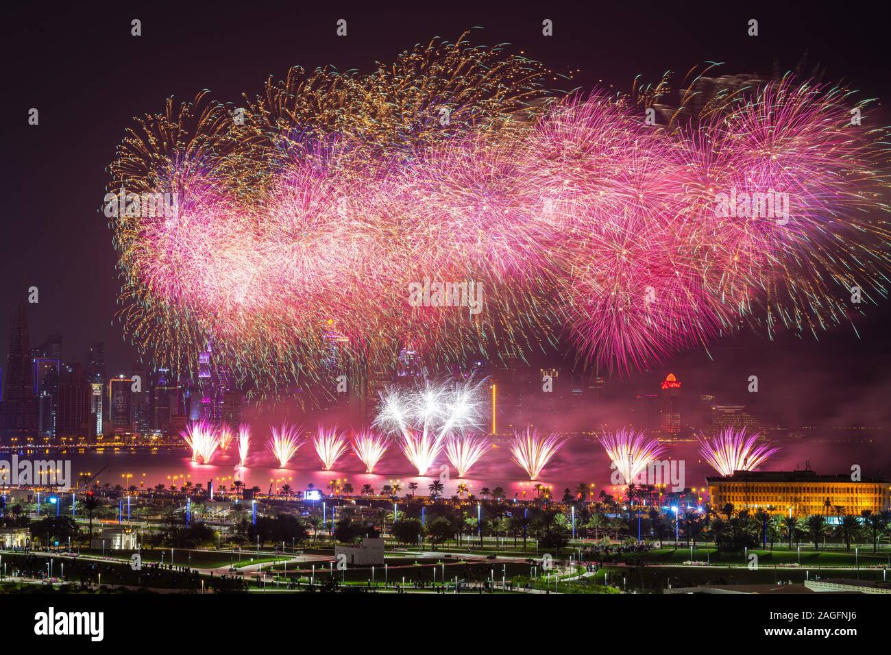 Qatar Nazionale giorno fuochi d'artificio a Doha Corniche Foto Stock