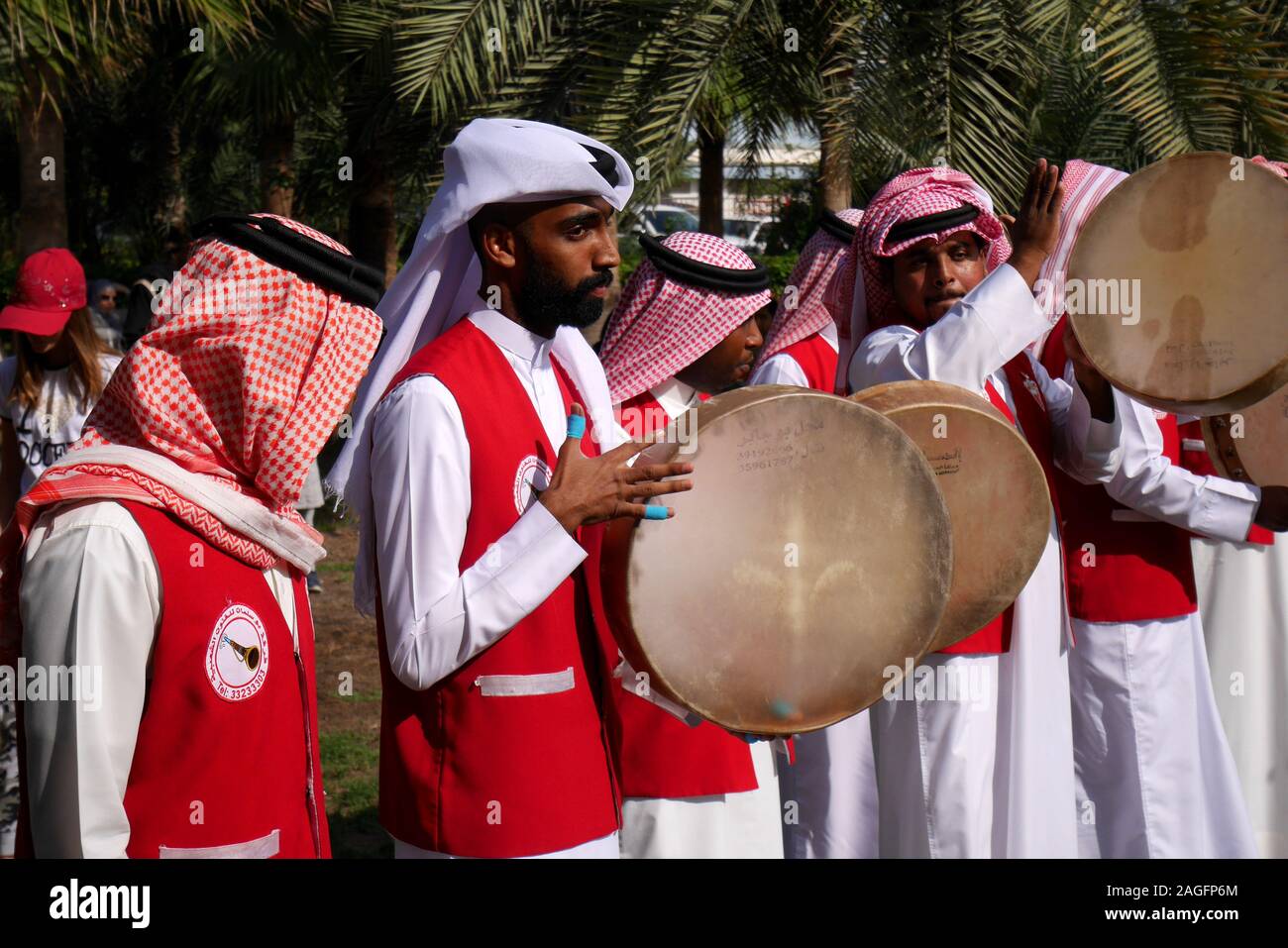 Bahraini musicisti di suonare brani di musica tradizionale su tars (tamburi) per il giorno di apertura del mercato degli agricoltori, 2019, Budaiya, Regno del Bahrein Foto Stock