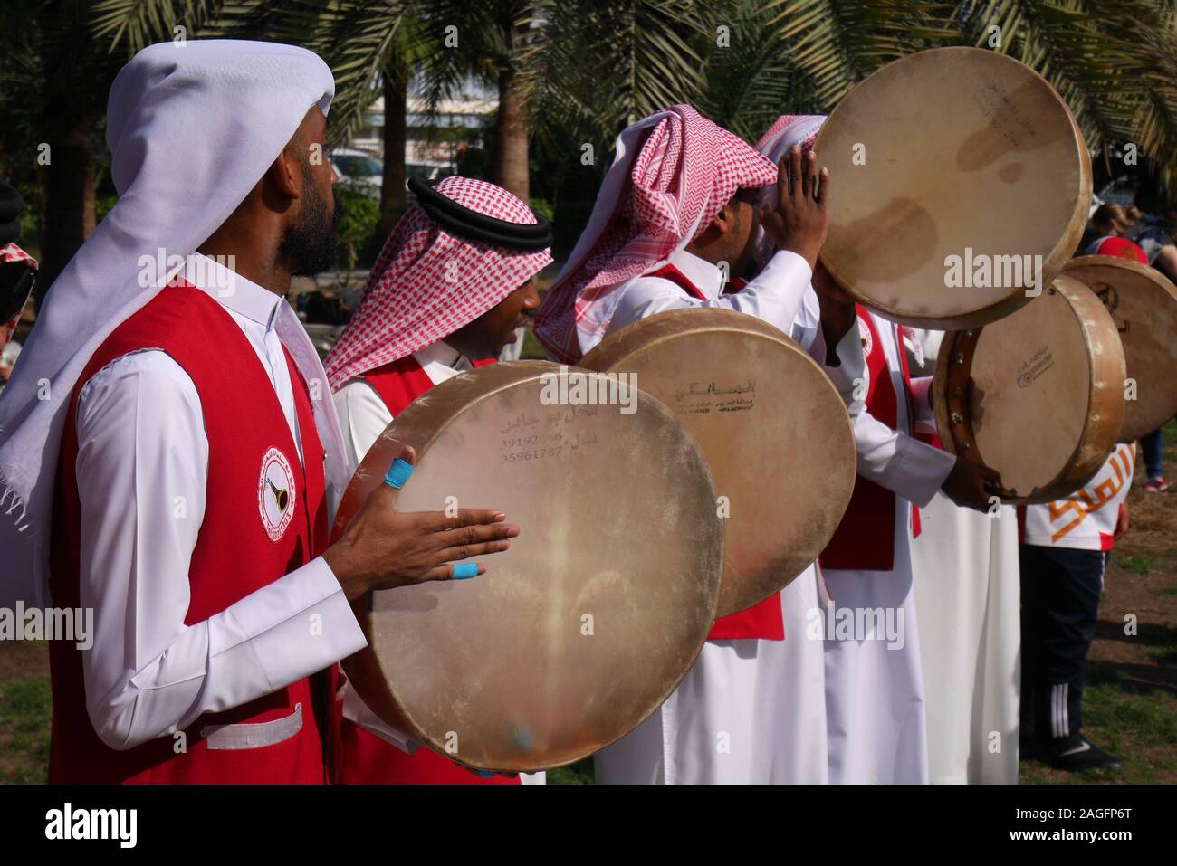 Bahraini musicisti di suonare brani di musica tradizionale su tars (tamburi) per il giorno di apertura del mercato degli agricoltori, 2019, Budaiya, Regno del Bahrein Foto Stock