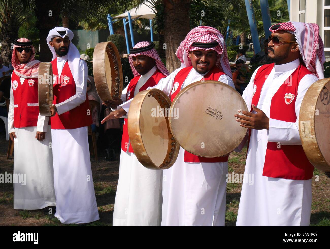 Bahraini musicisti di suonare brani di musica tradizionale su tars (tamburi) per il giorno di apertura del mercato degli agricoltori, 2019, Budaiya, Regno del Bahrein Foto Stock