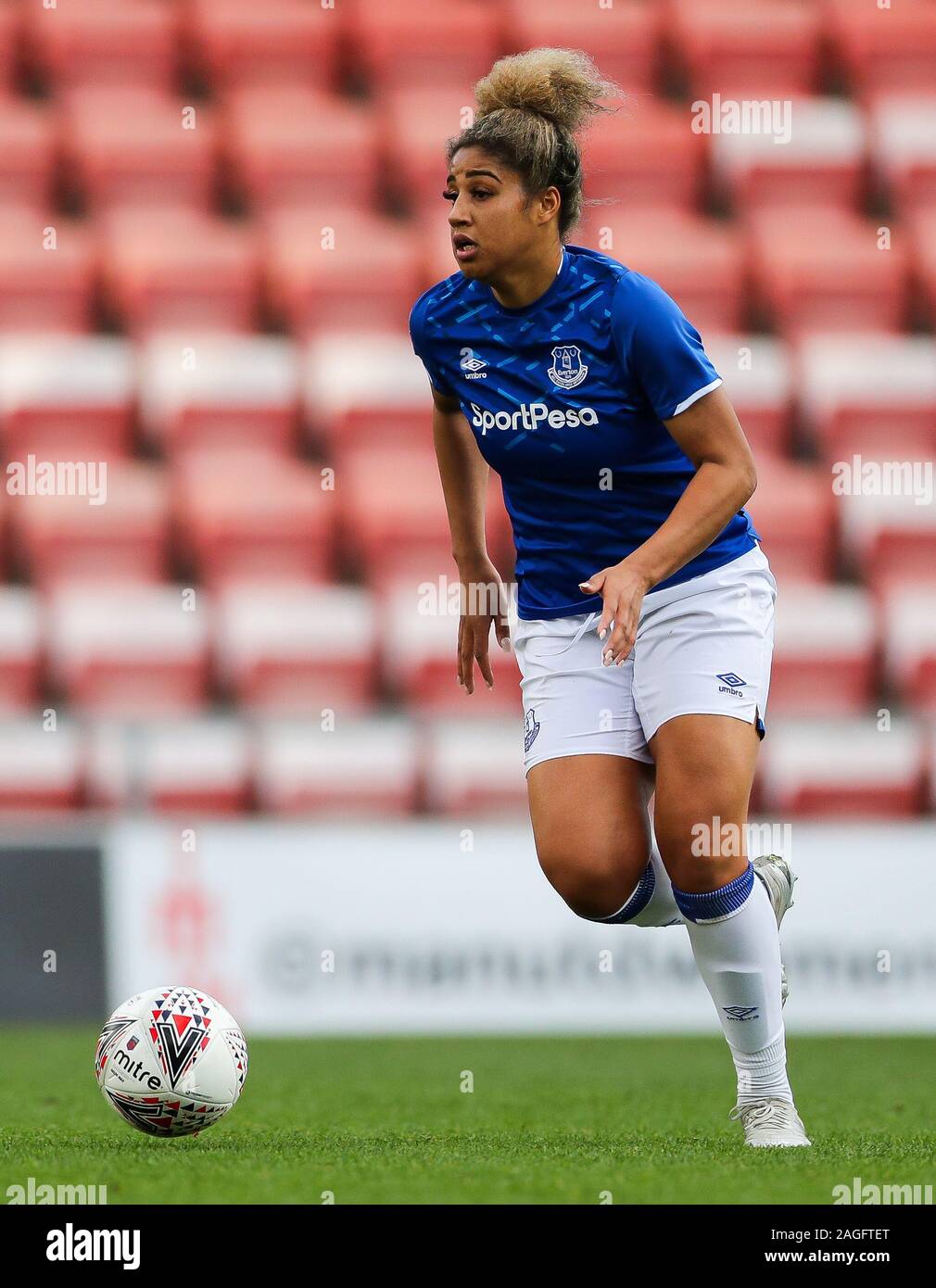 Gabby George di Everton durante la partita della Super League femminile di fa al Leigh Sports Village Stadium di Manchester. Foto PA. Data immagine: Domenica 8 dicembre 2019. Vedi PA storia CALCIO uomo Utd Donne. Il credito fotografico dovrebbe essere: Barry Coombs/PA Wire. RESTRIZIONI: Nessun utilizzo con audio, video, dati, elenchi di apparecchi, logo di club/campionato o servizi "live" non autorizzati. L'uso in-match online è limitato a 120 immagini, senza emulazione video. Nessun utilizzo nelle scommesse, nei giochi o nelle pubblicazioni di singoli club/campionati/giocatori. Foto Stock