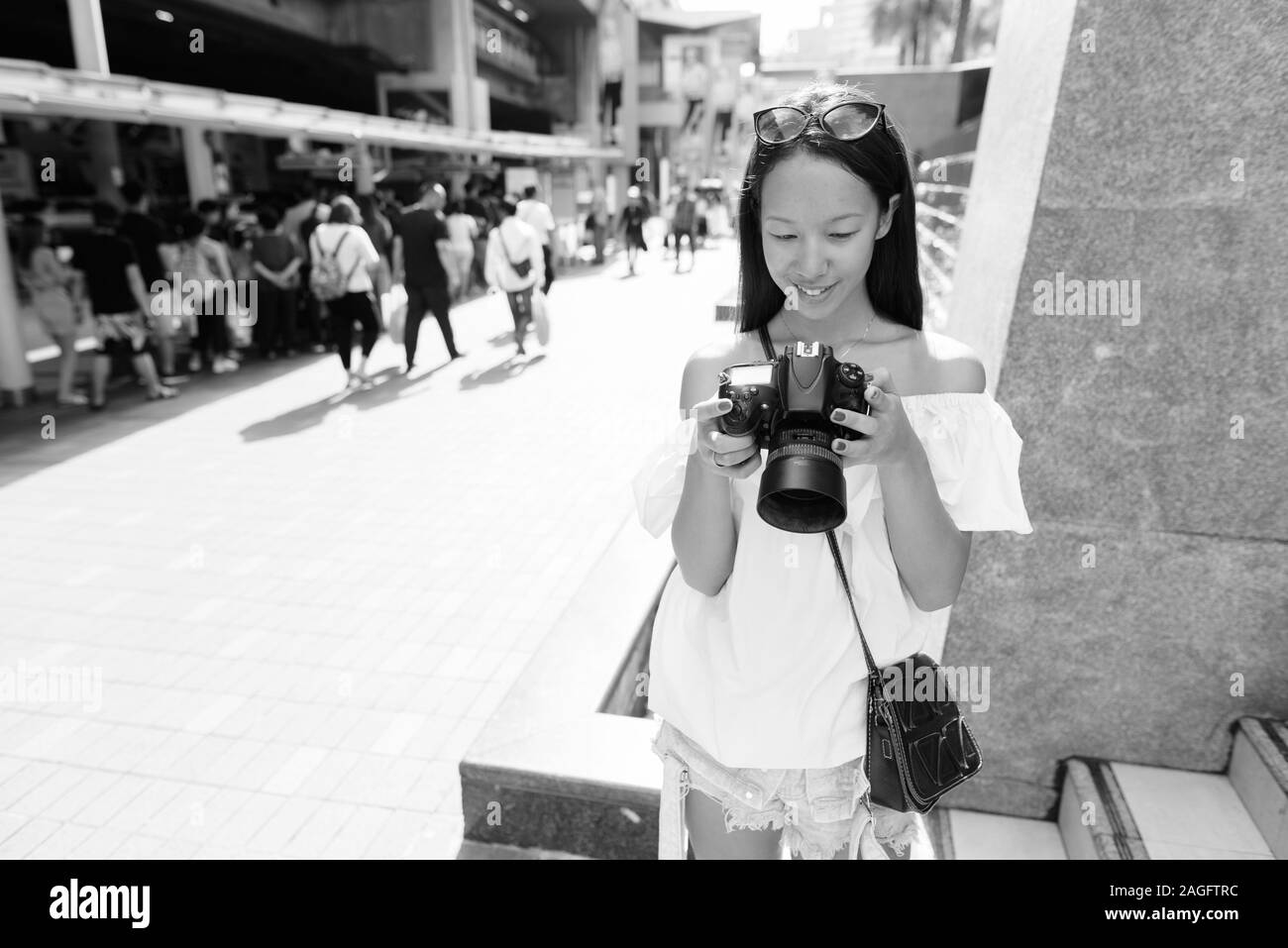 Giovane bella donna turistiche per visitare la città di Bangkok Foto Stock