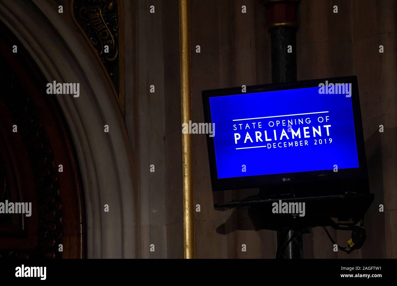 Una schermata visualizza lo stato apertura del Parlamento dalla Regina Elisabetta II, nel portico normanno alla House of Lords nel Palazzo di Westminster a Londra. Foto Stock